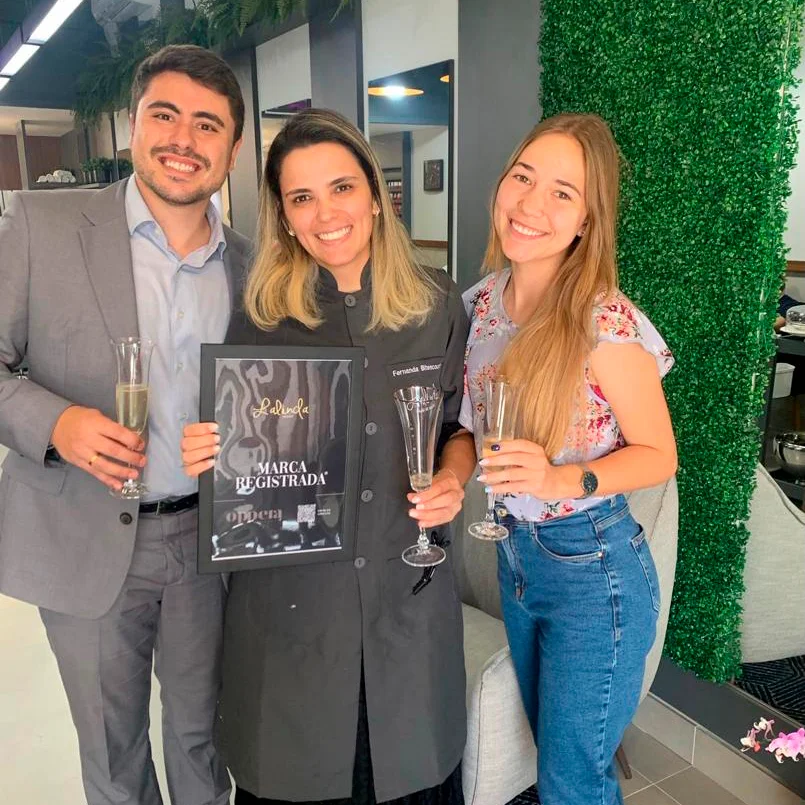 Entrega do certificado de marca registrada para Lalinda