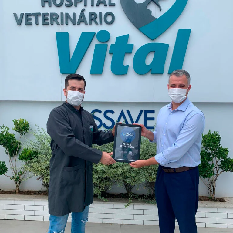 Entrega do certificado de marca registrada para SSAVE · Hospital Veterinário Vital